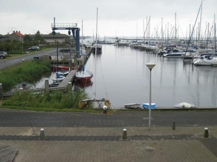 Meldsteiger met zicht op de de haven van Marina Schokkerstrand